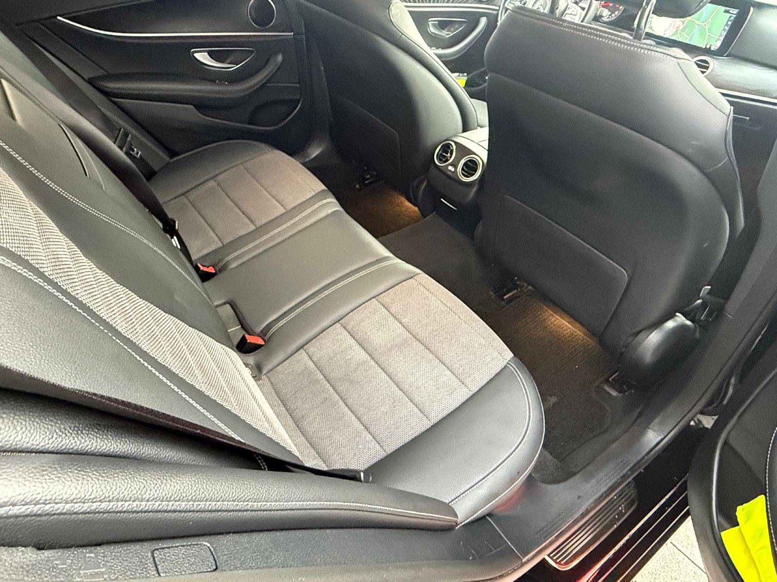 Fahrzeugabbildung Mercedes-Benz E 200 T Avantgarde NAVI KLIMAAUTO CAM LED SITZH.