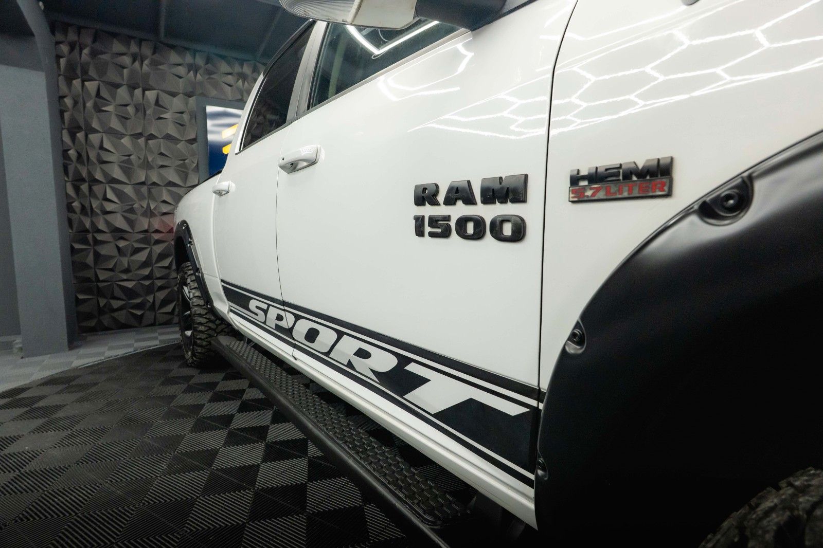 Fahrzeugabbildung Dodge RAM 5.7 V8 HEMI 4x4 Offroad Sport LONGBED *LPG*