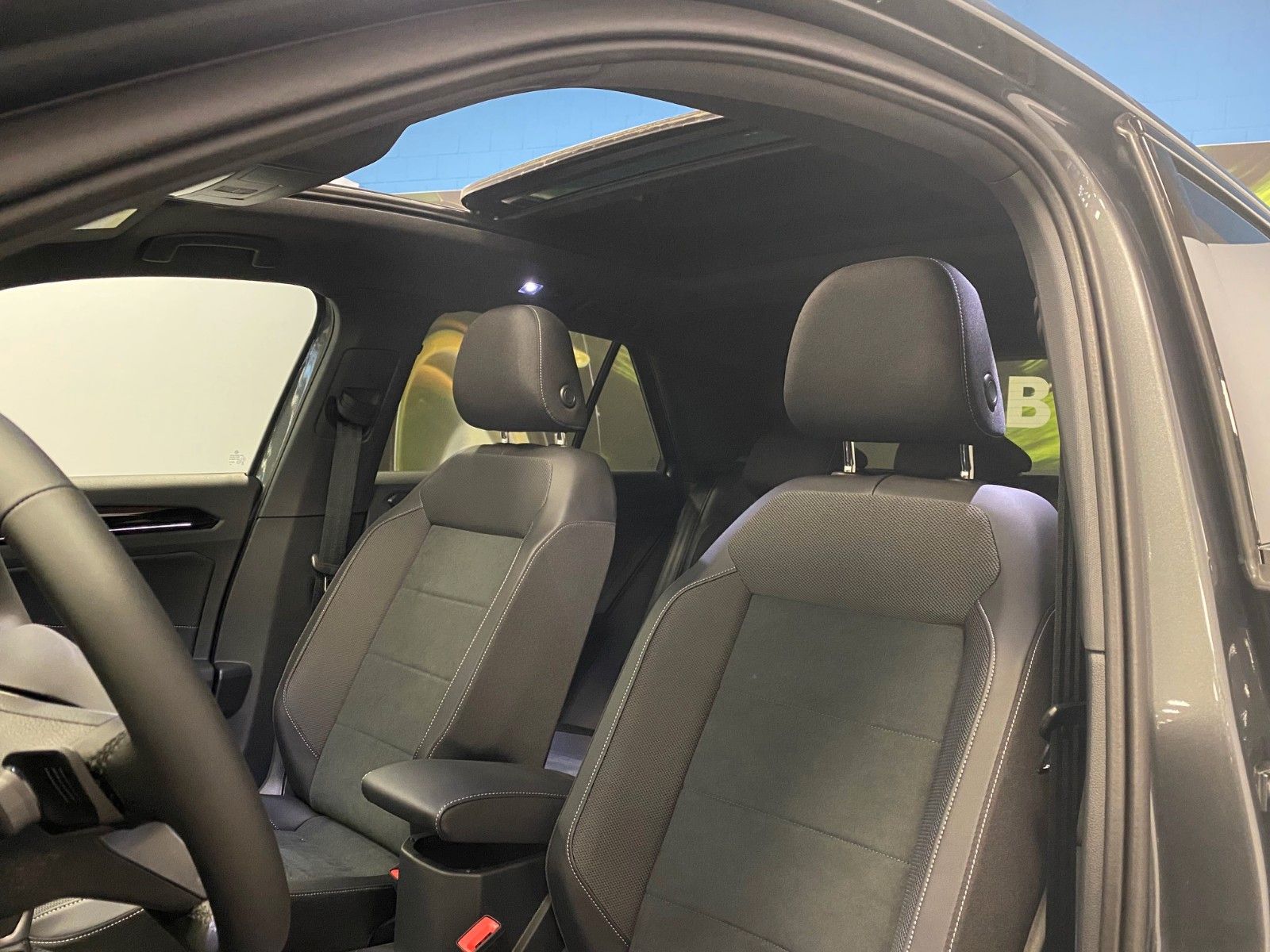 Fahrzeugabbildung Volkswagen T-Roc 1.5 TSI DSG+STYLE+PANORAMA+AHK+GARANTIE+BC