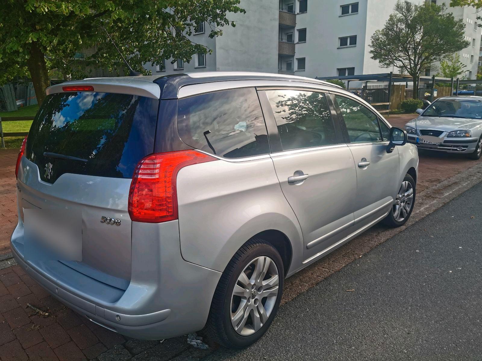 Peugeot e-5008