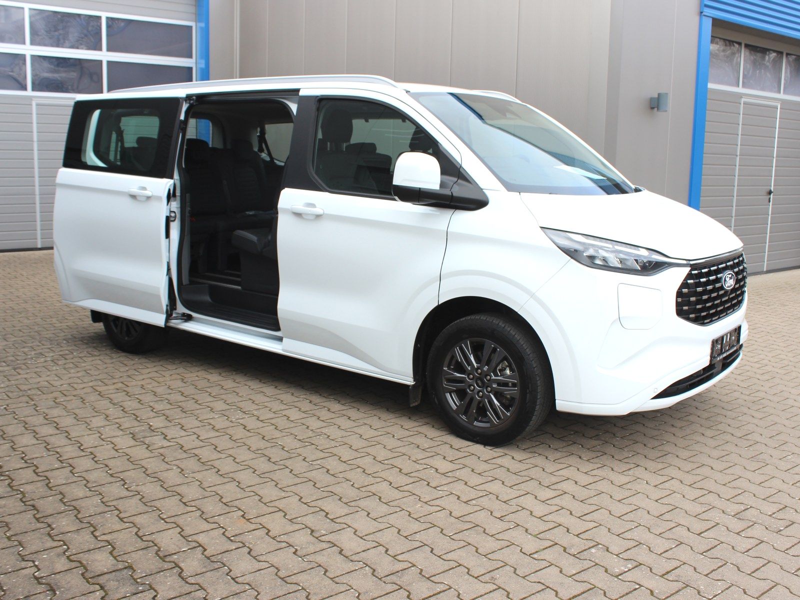 Fahrzeugabbildung Ford Tourneo Custom Plug-in Hybrid 340 L1 Titanium