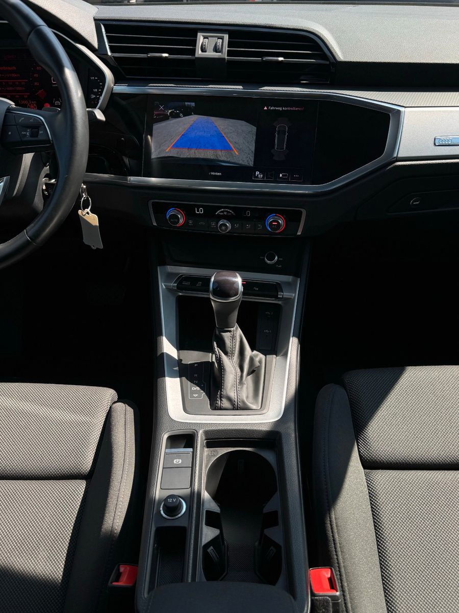 Fahrzeugabbildung Audi Q3 45 TFSI e S tronic basis Ambiente Sonos Pano