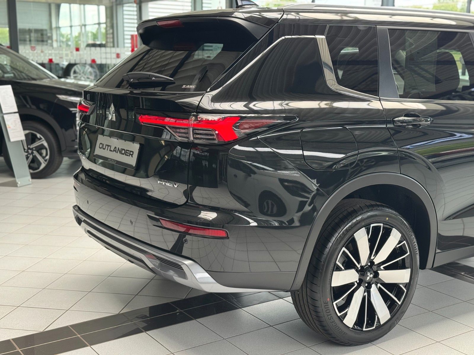 Fahrzeugabbildung Mitsubishi Plug-in Hybrid Outlander Intro Edition