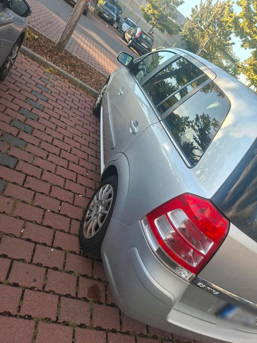 Opel Zafira 2010 — photo 7
