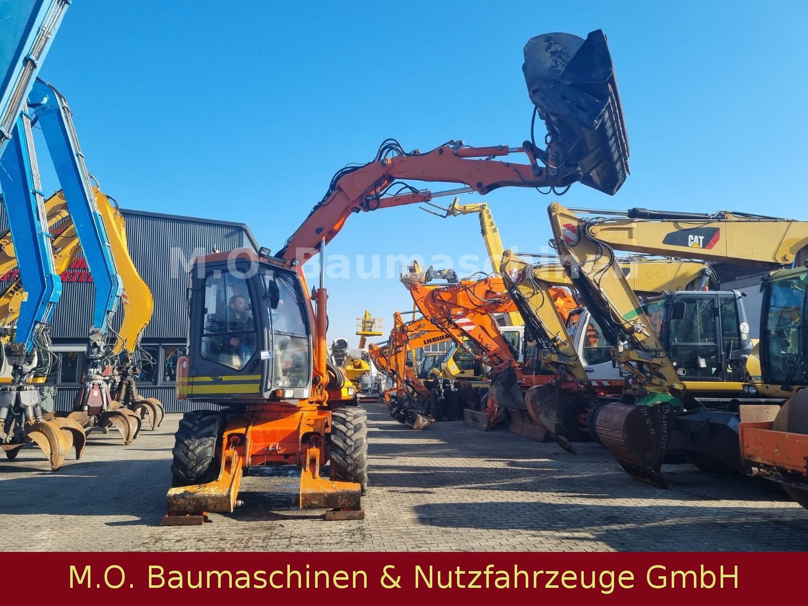 Fahrzeugabbildung MECALAC 12 MTX  / Klappschaufel / Gabel / 3x Tieflöffel