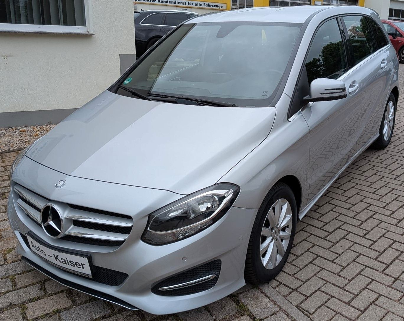 MERCEDES-BENZ B 180