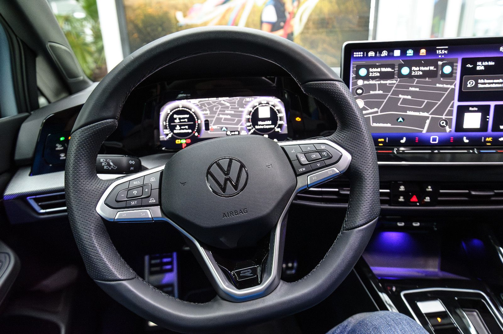 Fahrzeugabbildung Volkswagen Golf VIII 2.0 TDI R-Line IQ-LIGHT+BLACK-STYLE