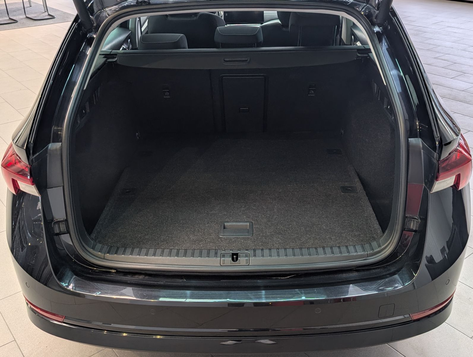 Fahrzeugabbildung SKODA Octavia 2.0 TDI First Edition LED Memory Pano 17