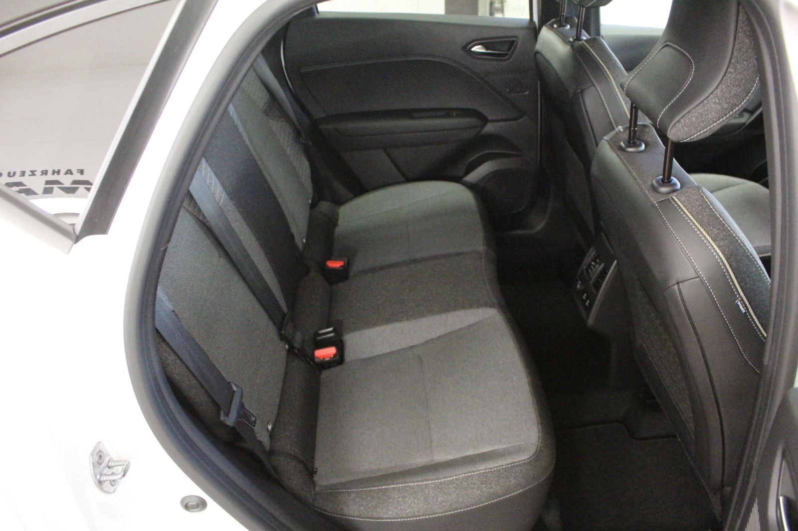 Fahrzeugabbildung Renault Captur Mild Hybrid 160 EDC Techno *Ganzjahresrei