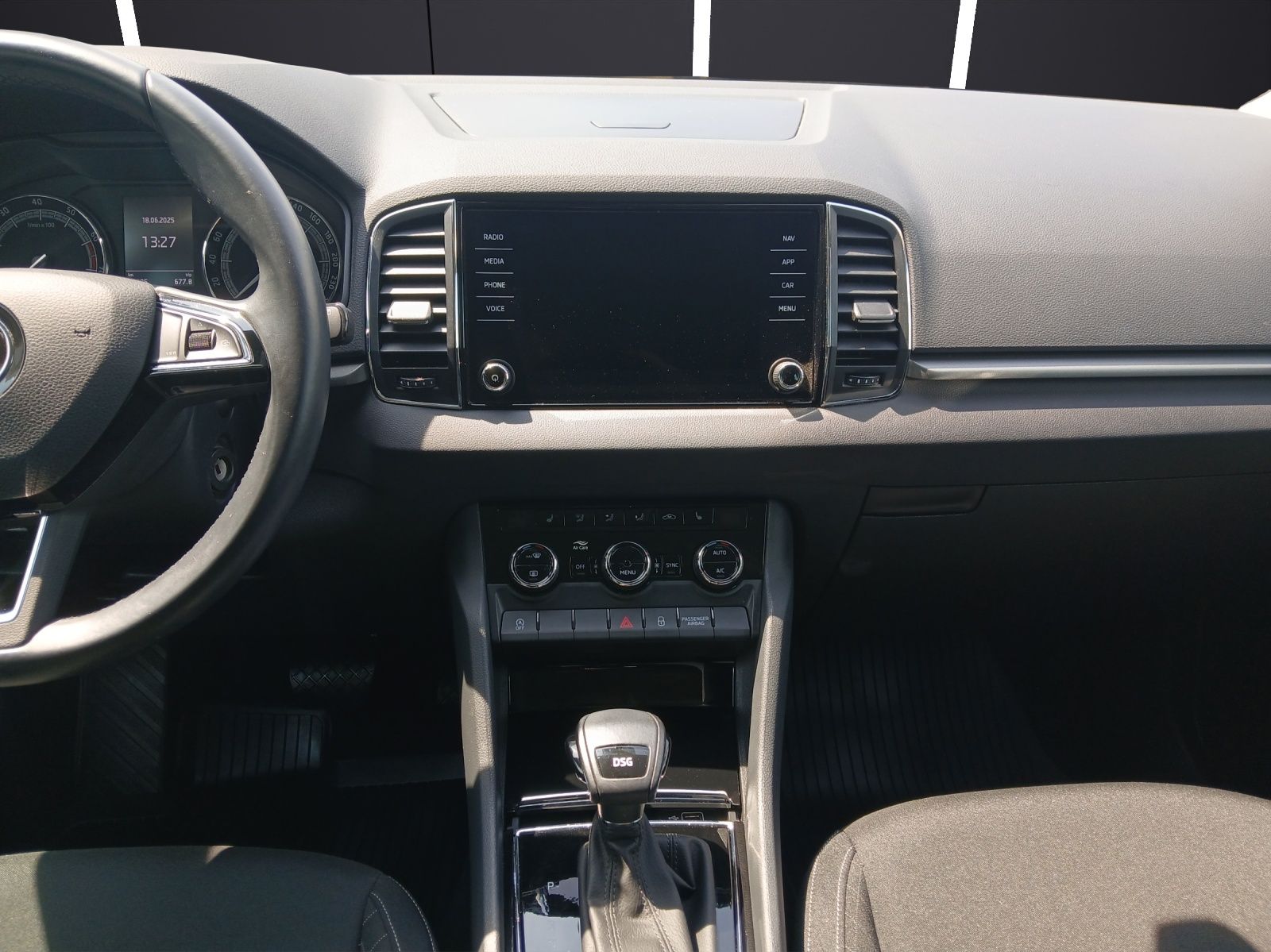Fahrzeugabbildung SKODA Karoq TSI Ambition  DSG LED Navi GRA PDC SH LM