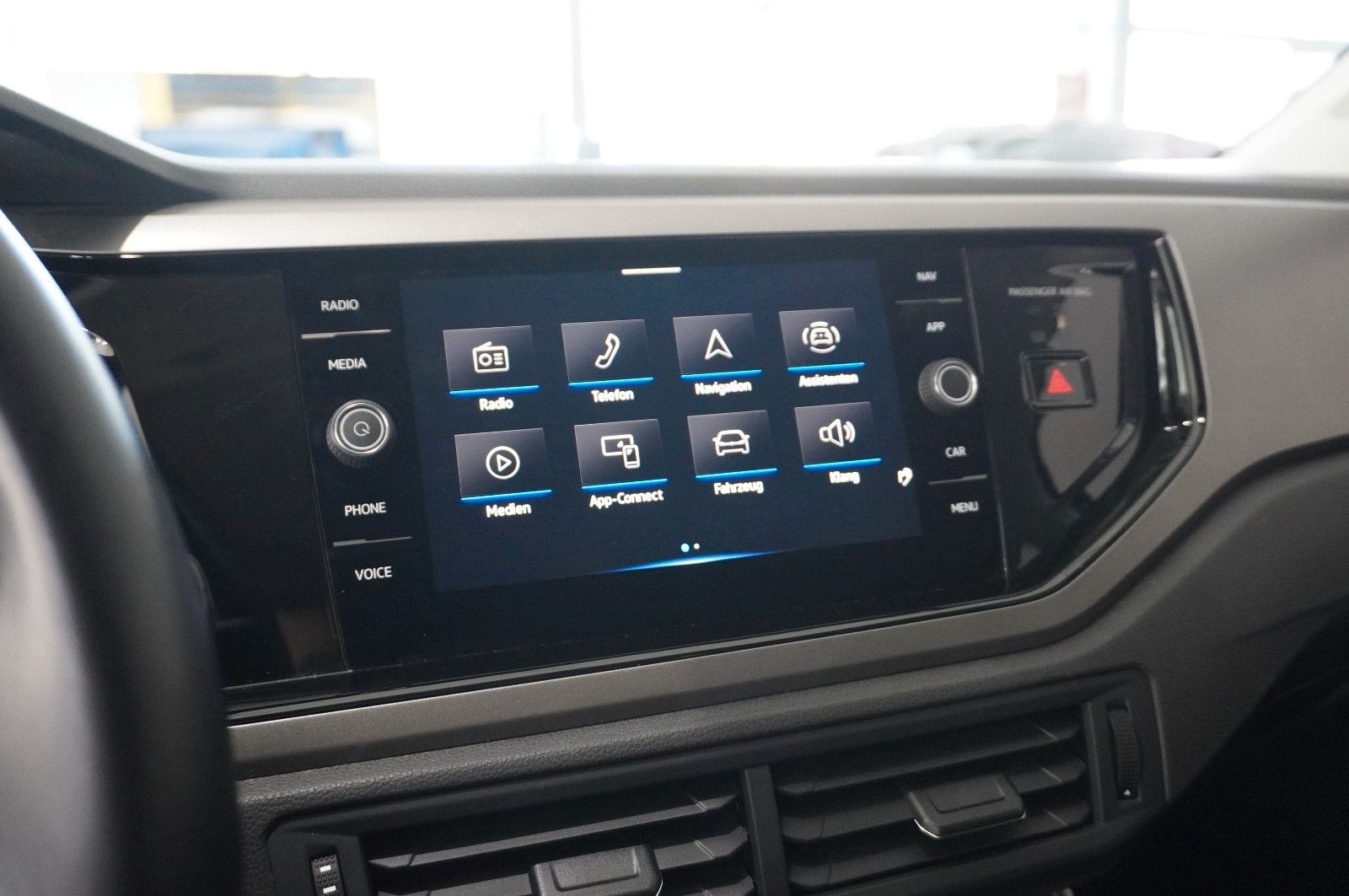 Fahrzeugabbildung Volkswagen Polo VI 1.0 TSI COMFORTLINE NAVI/LED/KAMERA/DAB+