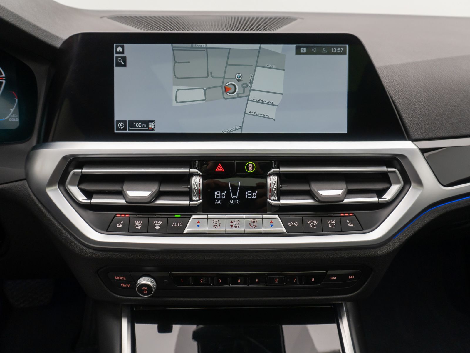 Fahrzeugabbildung BMW 330i xD SportLine Panorama DAB HiFi AHK Komfort