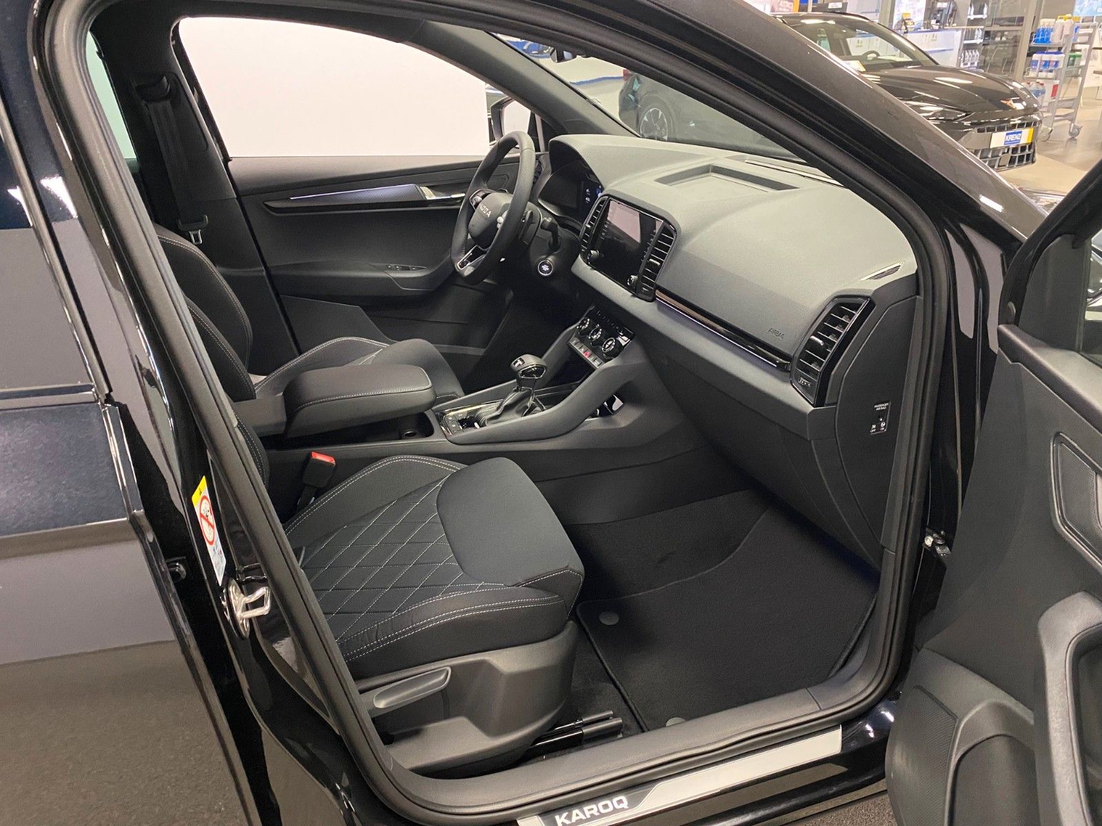 Fahrzeugabbildung SKODA Karoq 1.5l TSI DSG Sportline+NAVI+MATRIX+AHK+18"