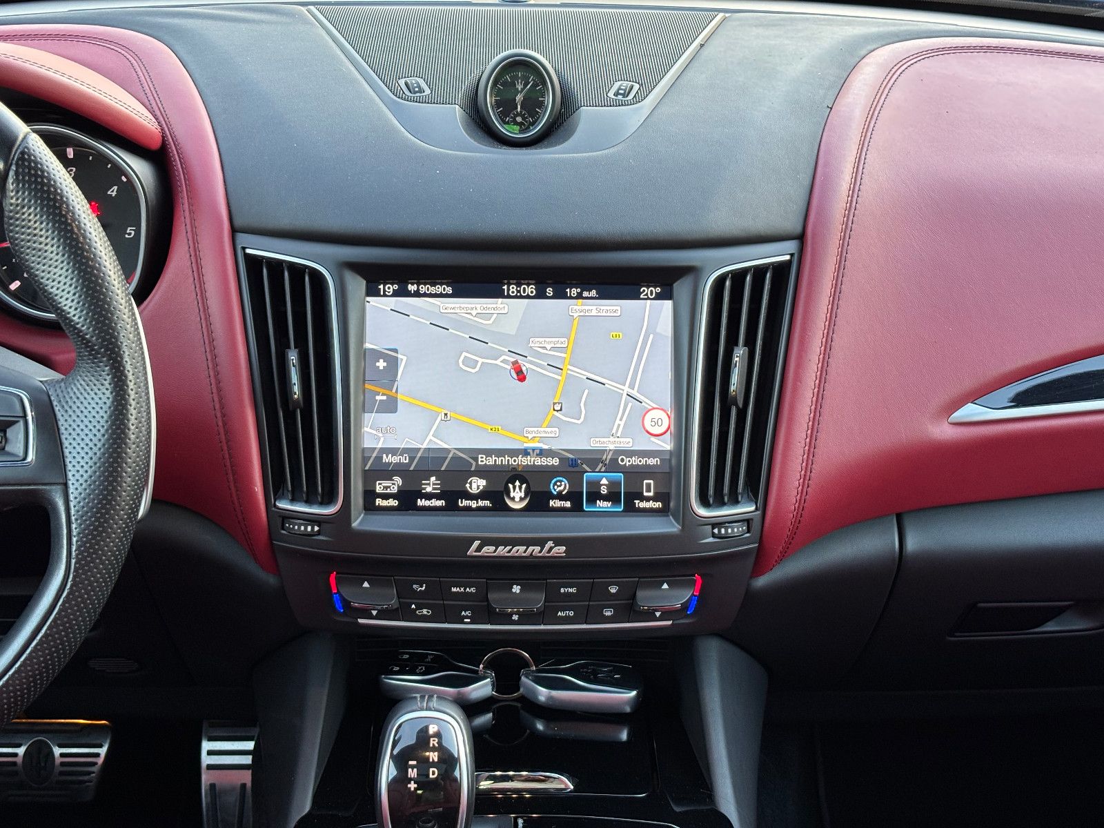 Fahrzeugabbildung Maserati Levante/EXCLUSIVE/RED/360'KAM/PANO/HARMAN-KARDON