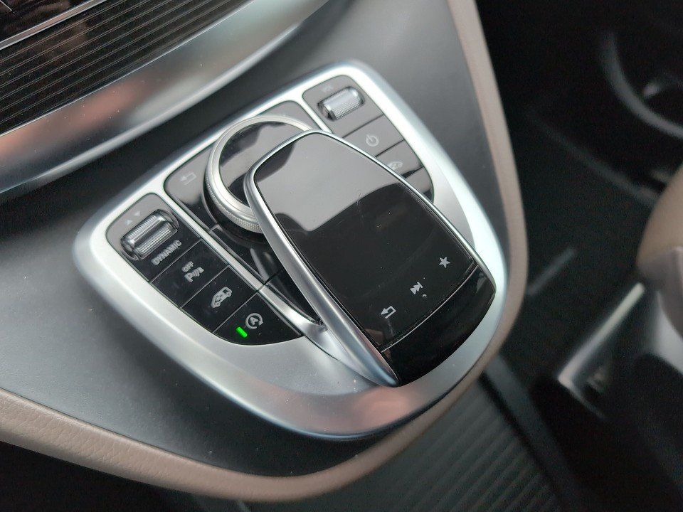 Fahrzeugabbildung Mercedes-Benz V300d 4MAT 7S AVANTG LANG AHK PANO STANDH BURMES