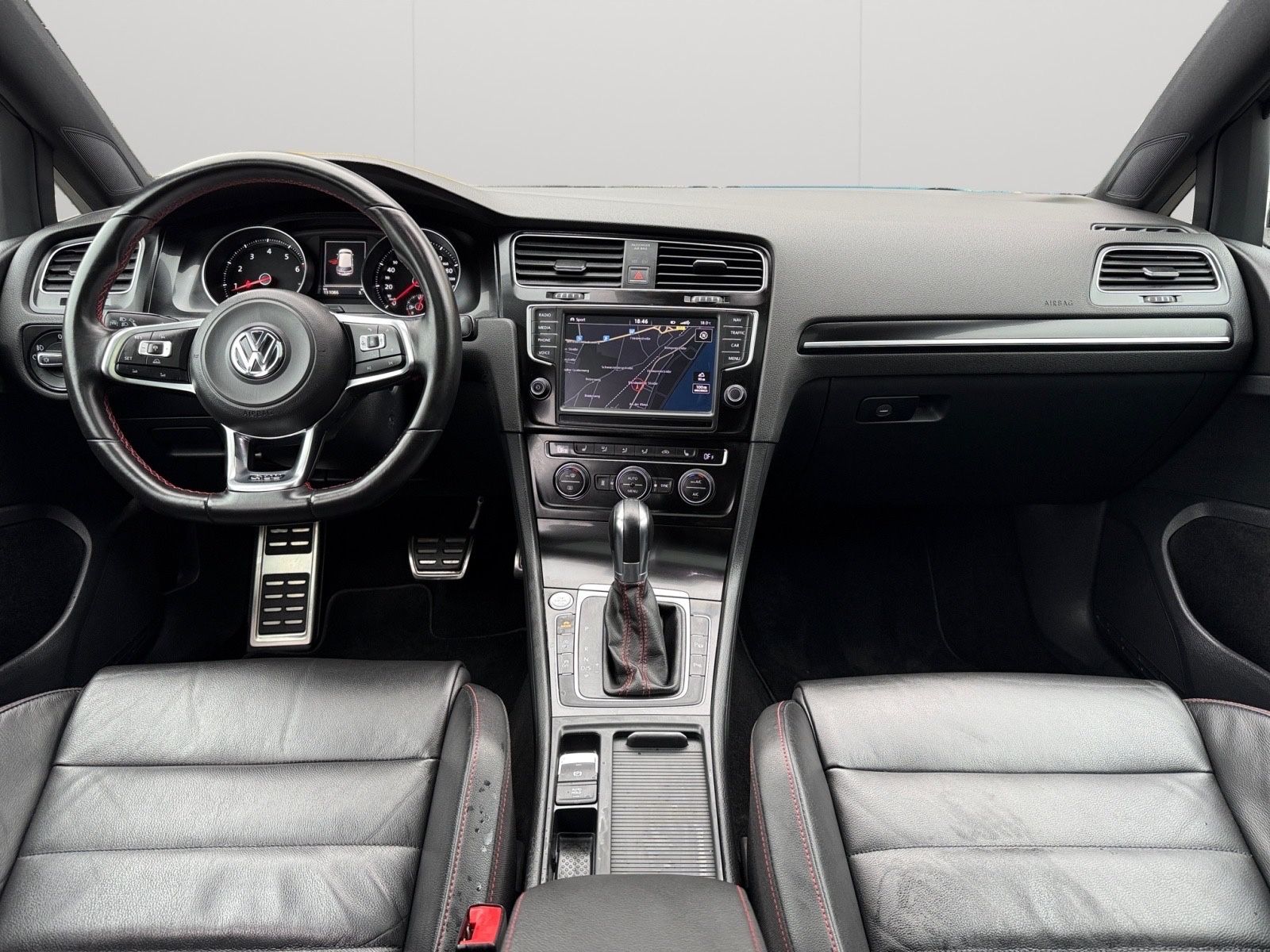 Fahrzeugabbildung Volkswagen Golf VII Lim. GTI BMT*Pano*Leder*Standheizung*