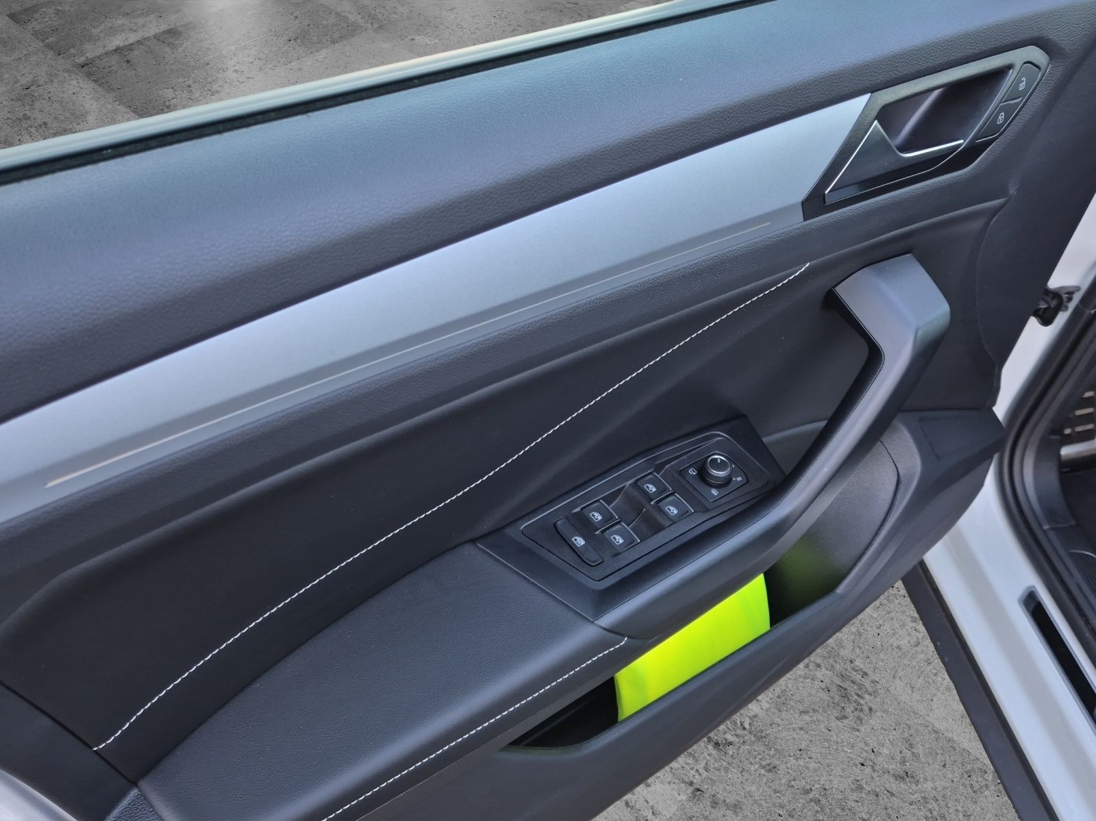 Fahrzeugabbildung Volkswagen T-Roc TSI Goal LED Navi AID ACC Park-Assist SH 1