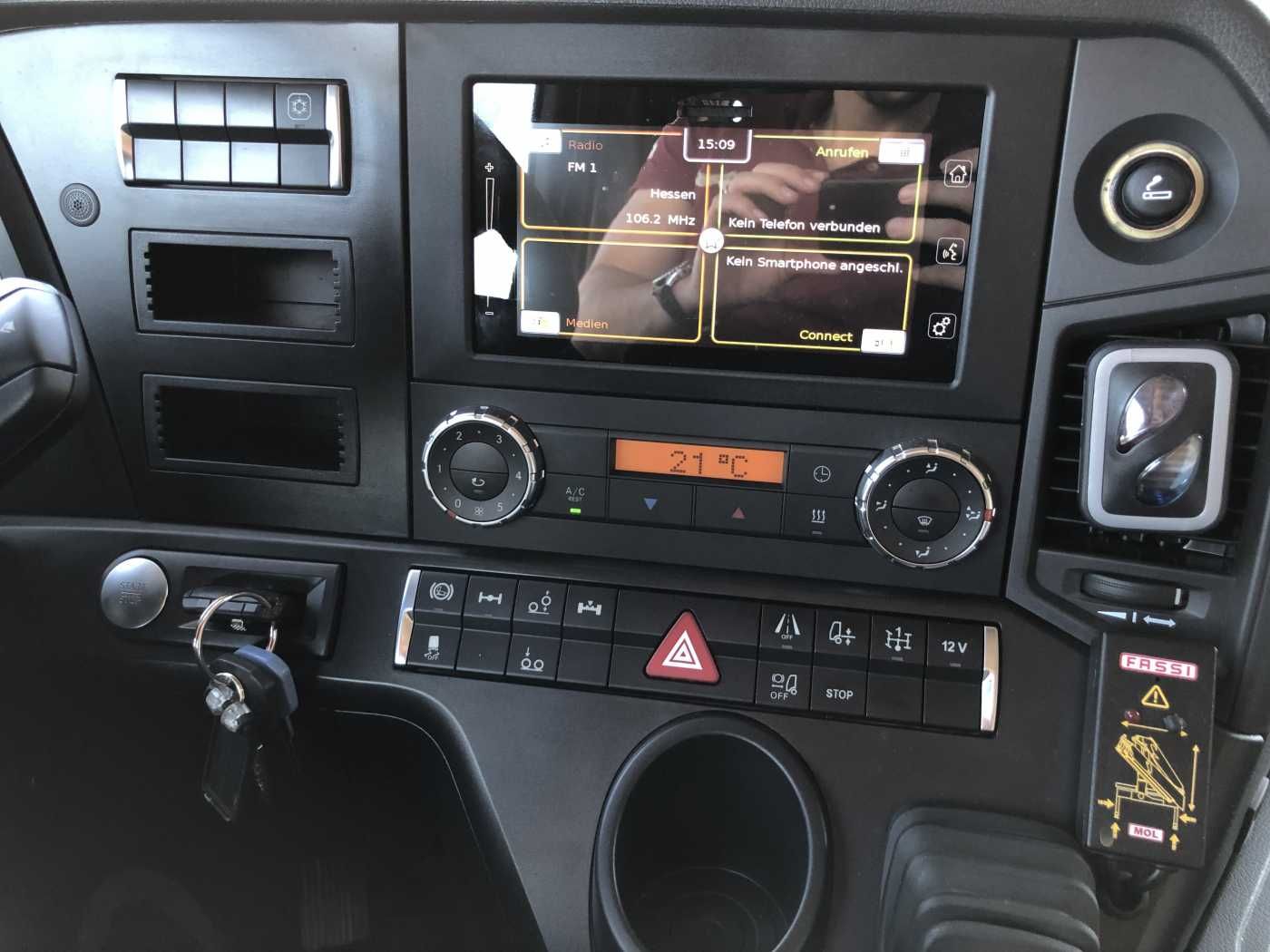 Fahrzeugabbildung Mercedes-Benz Actros 2745 L 6x2 Baustoffpritsche+Kran Retarder