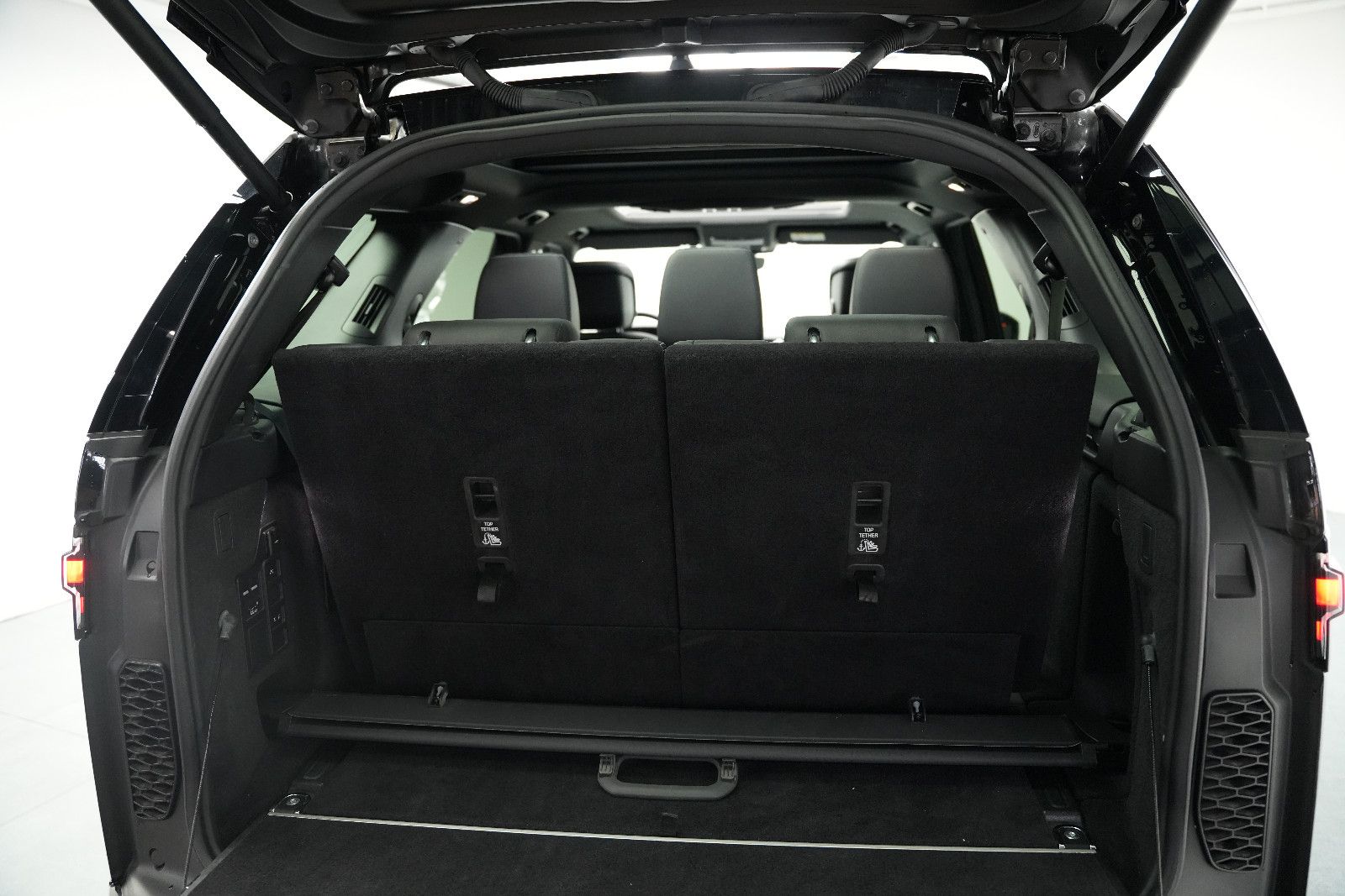 Fahrzeugabbildung Land Rover Discovery R-Dynamic AWD/7-SITZER/360'°Cam/AHK