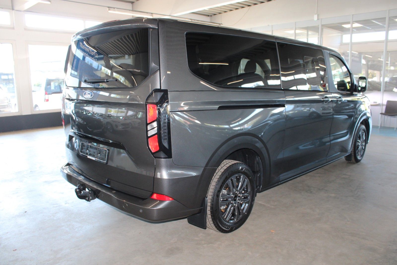 Fahrzeugabbildung Ford Tourneo Custom L2 8-Sitzer Titanium AHK LED ACC