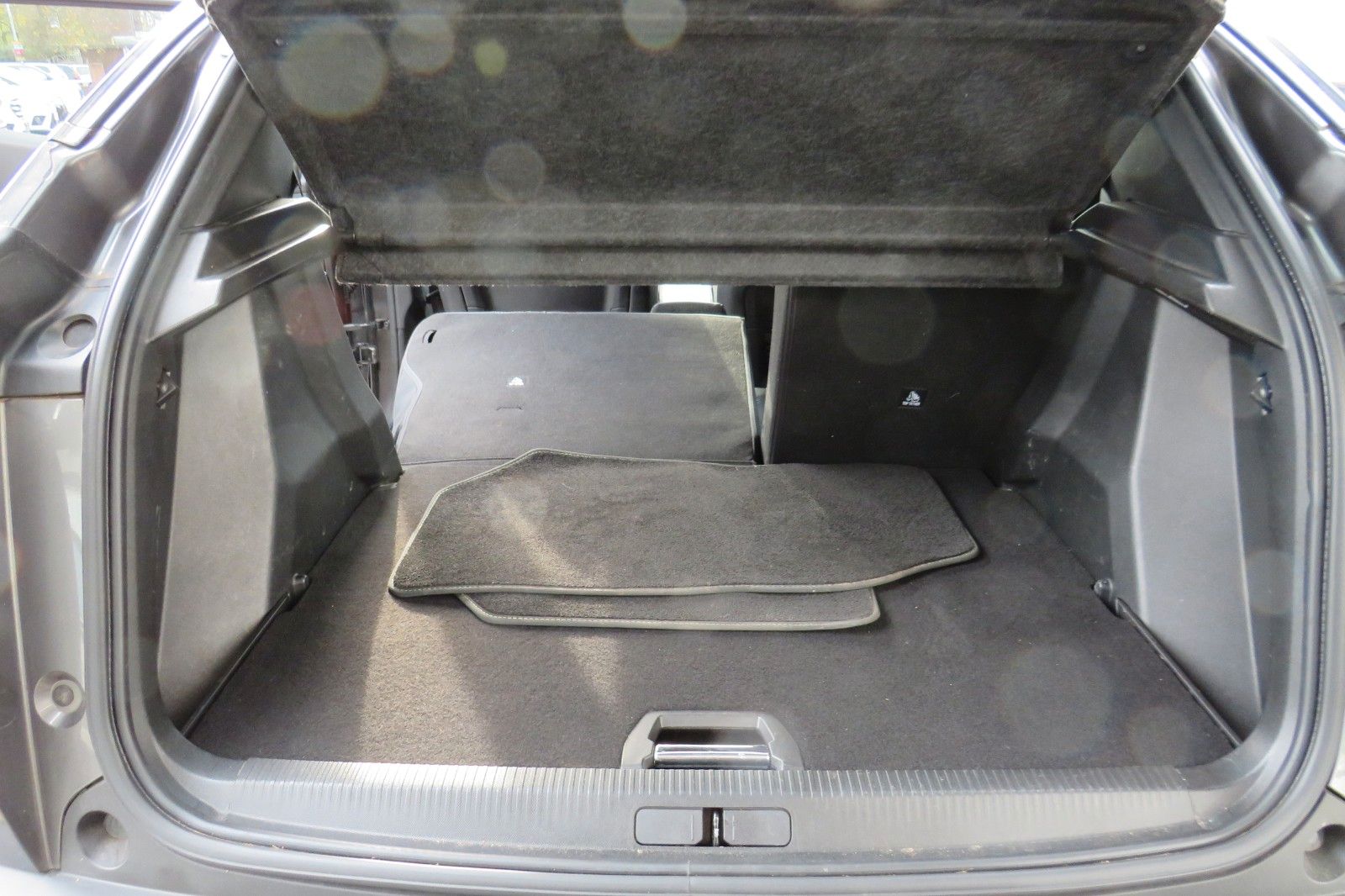 Fahrzeugabbildung Peugeot 2008 GT 1.2 PURETECH NAVI KAMERA PDC ACC 1.HAND