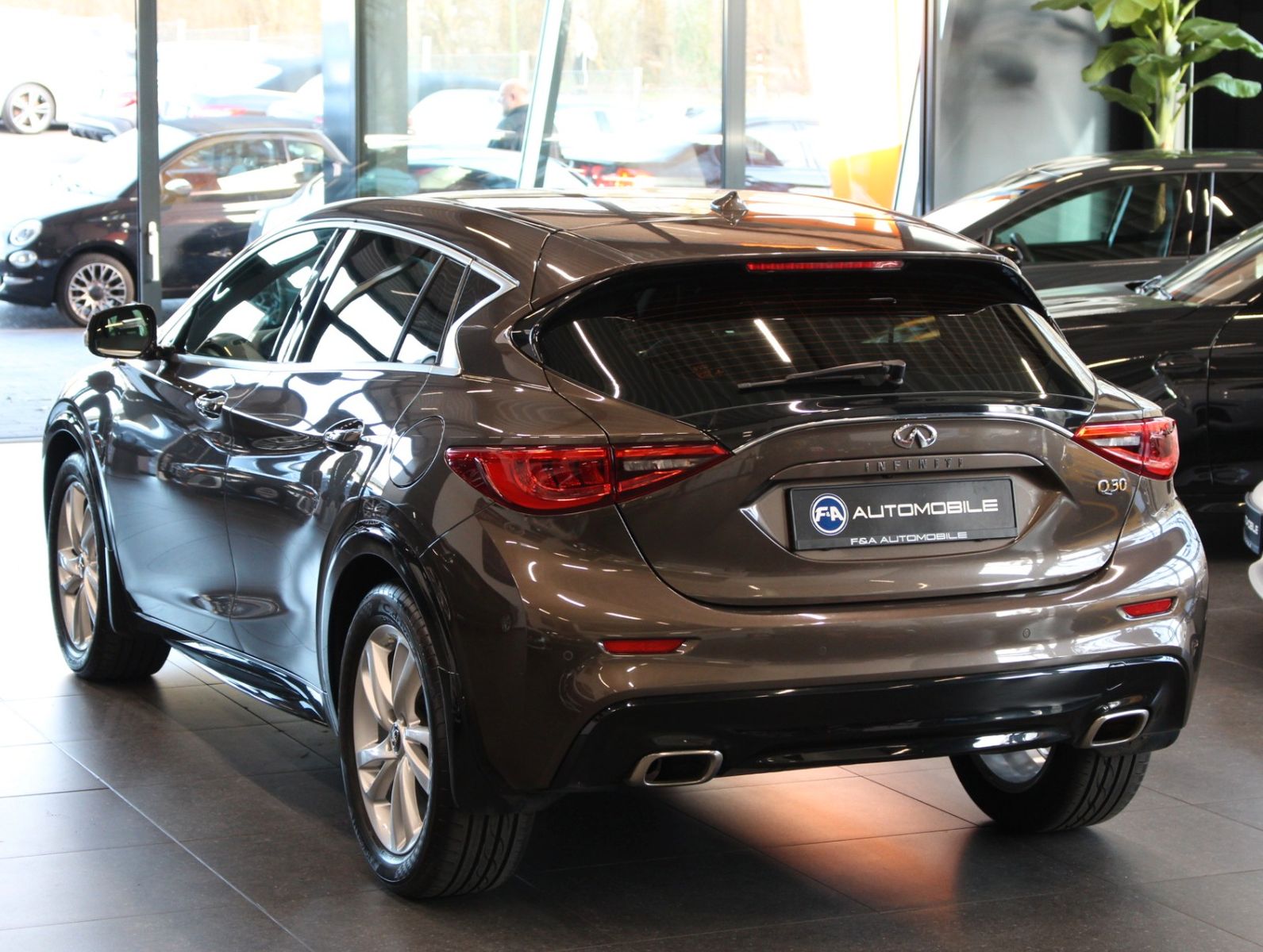 Fahrzeugabbildung Infiniti Q30 1.6 Premium 2. Hand*Navi*Kamera