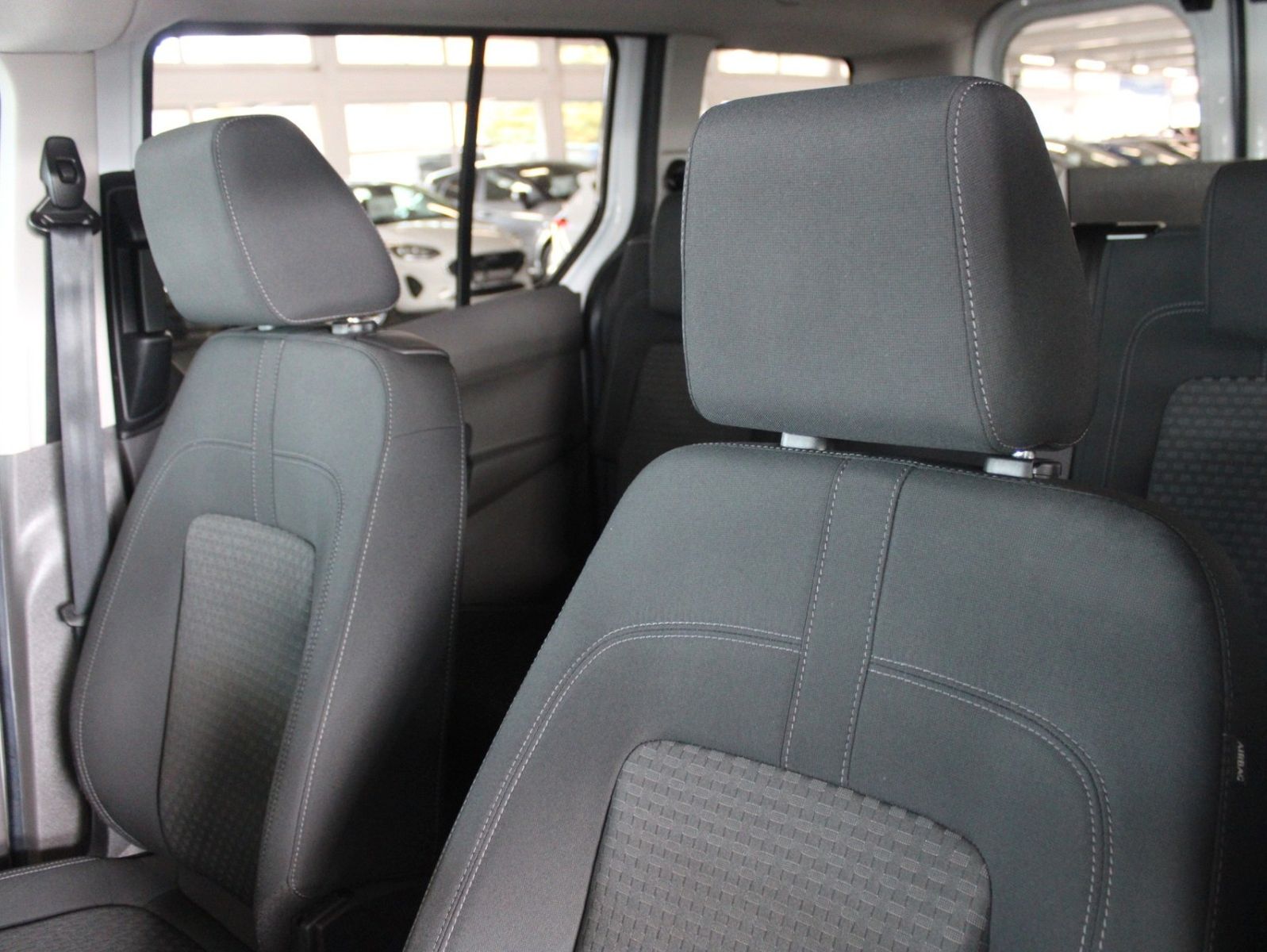 Fahrzeugabbildung Ford Transit Connect L2 Rollstuhlrampe Heckausschnitt