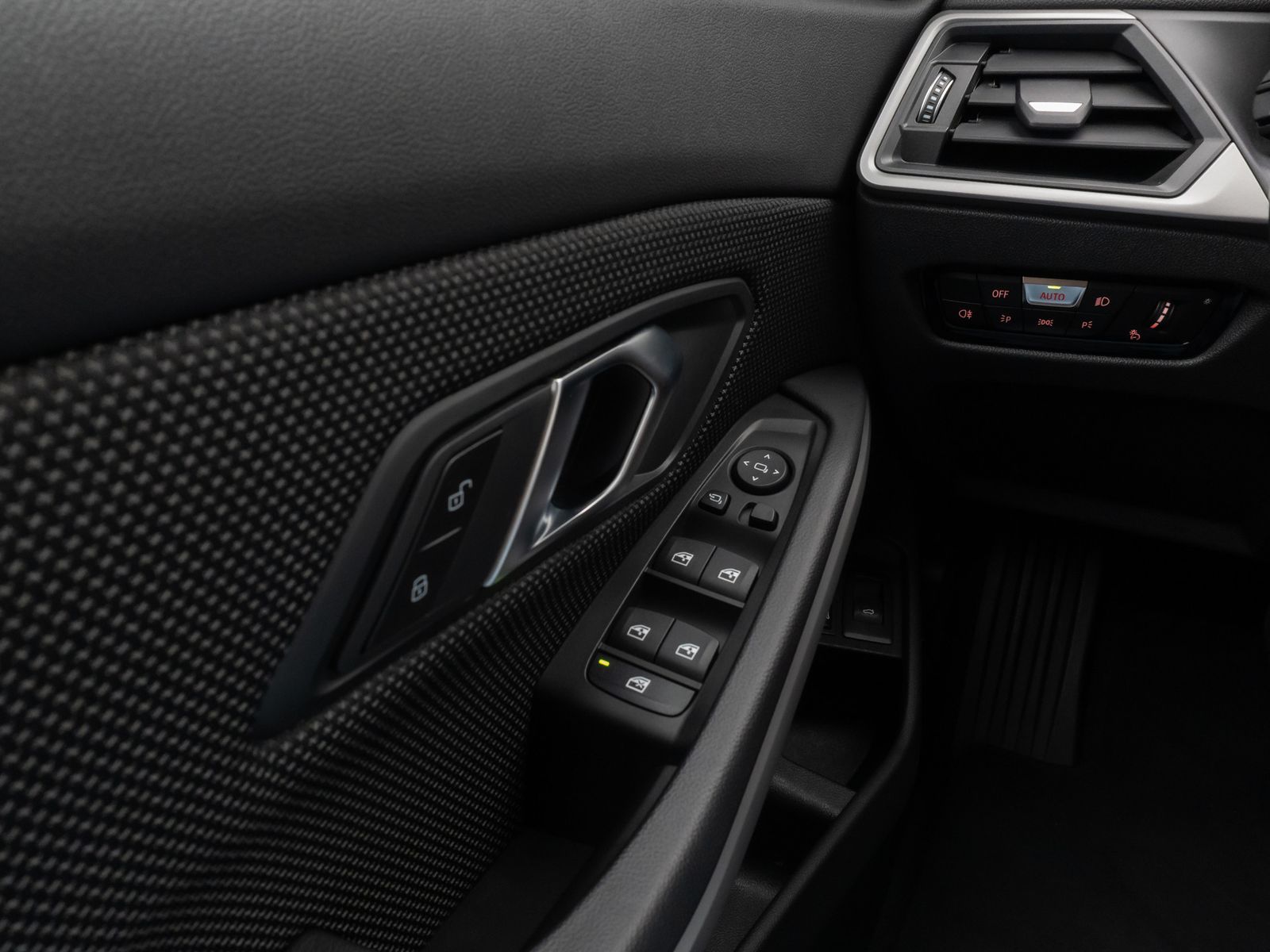 Fahrzeugabbildung BMW 330e Individual DAB HiFi Fernlichtassist PDC LED