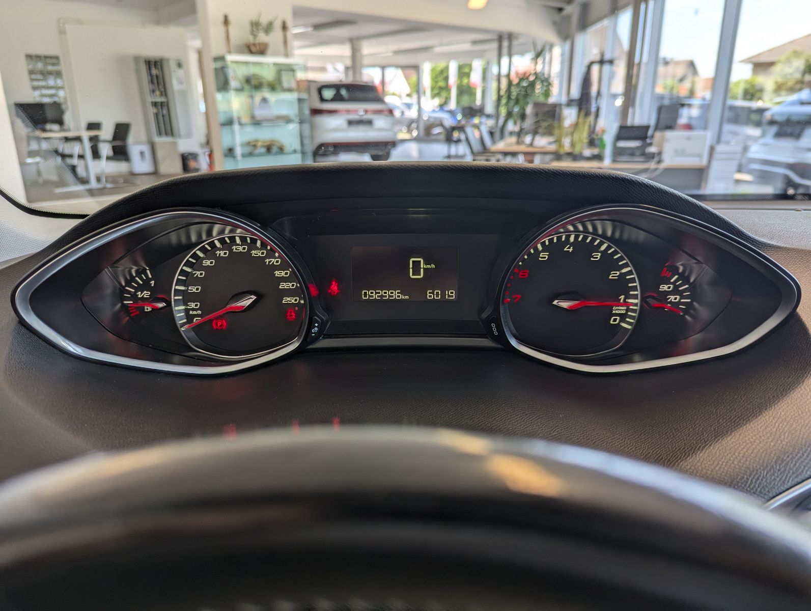 PEUGEOT 308 1.2 e-THP Allure Full-LED-Paket Kamera Navi+ - Image 29