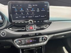 HYUNDAI i30 KLIMA,NAVI,TEMPOMAT,PDC,RFK,AUTOMATIK,BT HYUNDAI i30 KLIMA,NAVI,TEMPOMAT,PDC,RFK,AUTOMATIK,BT