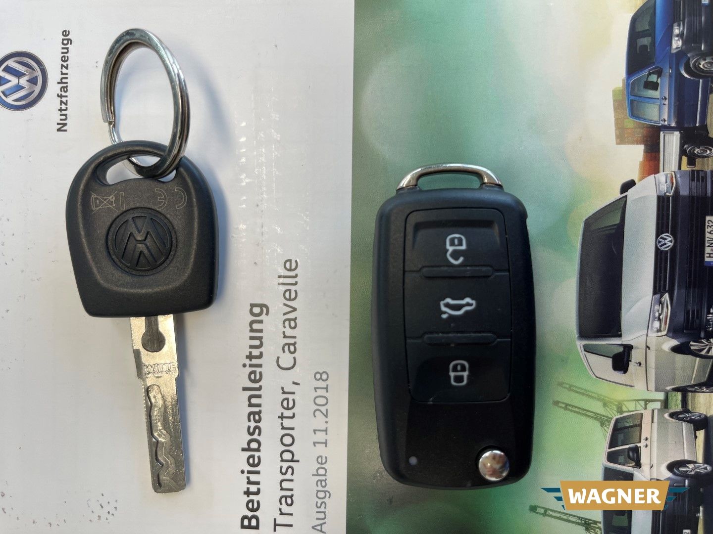 Fahrzeugabbildung Volkswagen T6 Kombi lang 9 Sitzer Rampe Klimaanlage