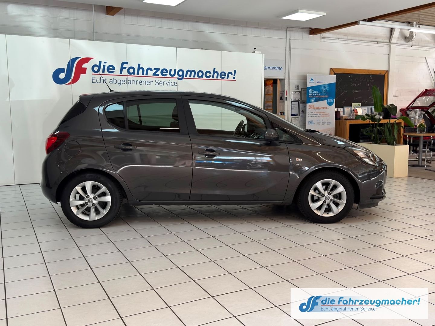 Fahrzeugabbildung Opel Corsa E drive Automati SHZ LenkradH Temp PDC Ber