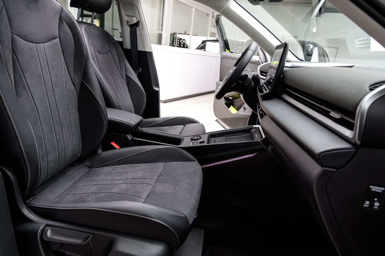 Fahrzeugabbildung Volkswagen T-Roc 1.5 eTSI Style el. Heckklappe+IQLight+Pano