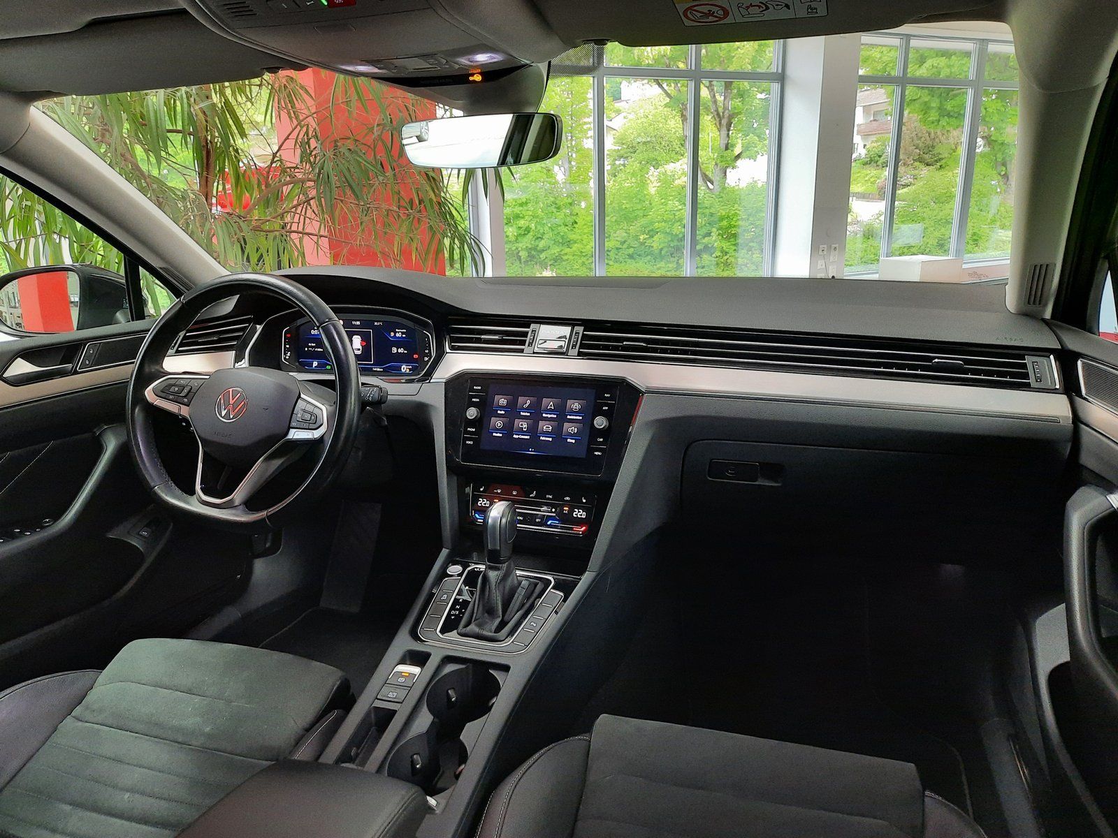 Fahrzeugabbildung Volkswagen Passat Variant Elegance TSI DSG *AHK*Navi*Cam*
