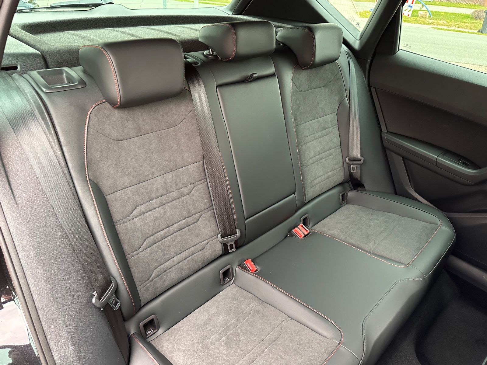 Fahrzeugabbildung SEAT Ateca FR 1.5 TSI DSG AHK/ACC/NAVI/LED/eHeck/SHZ