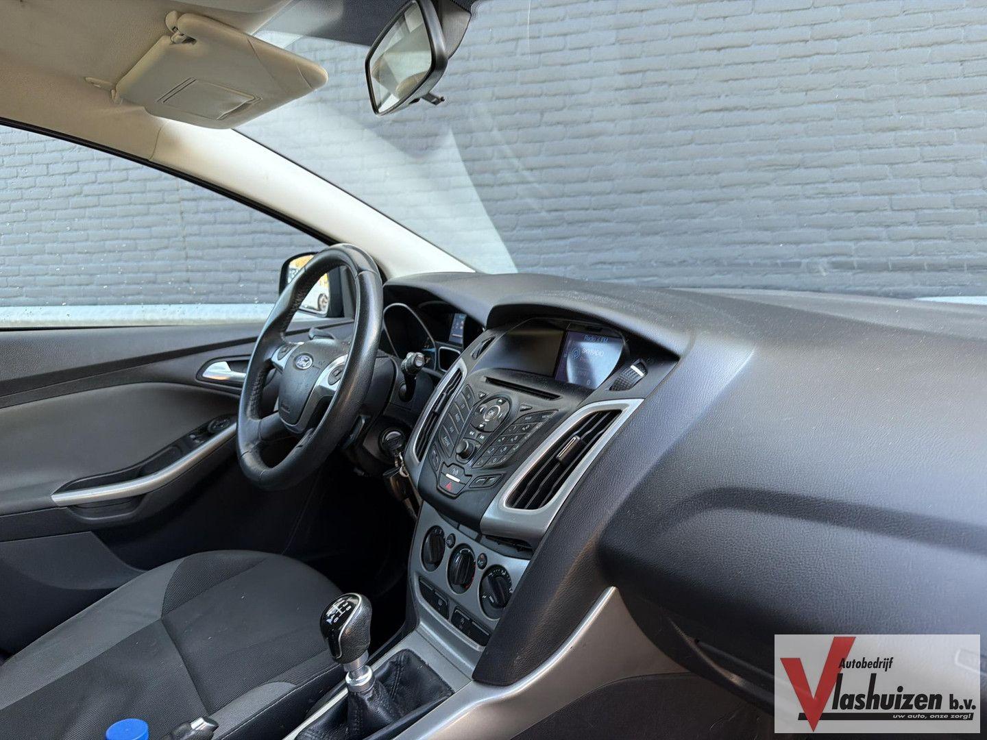 Ford Focus 2012 — photo 16