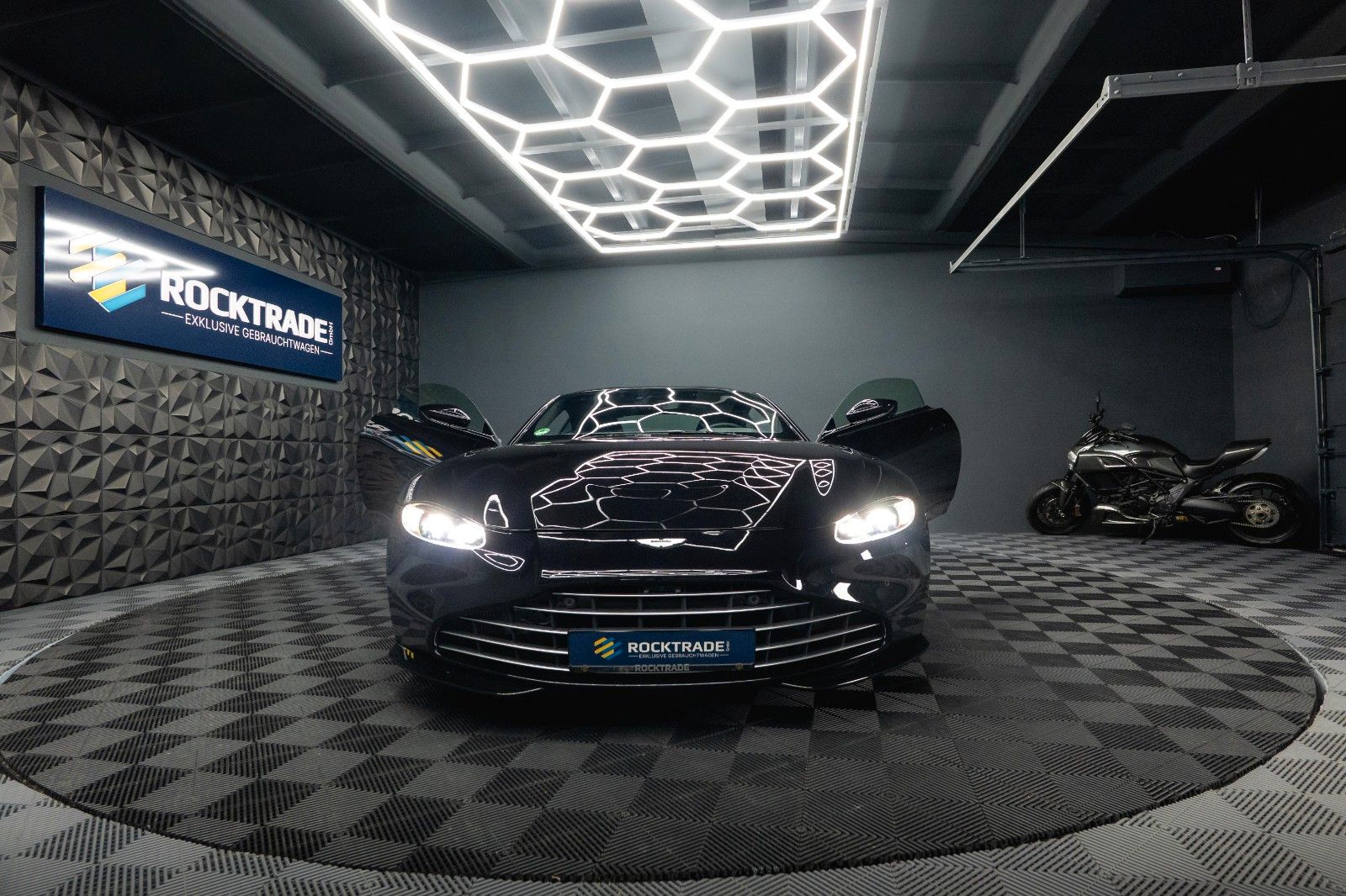 Fahrzeugabbildung Aston Martin V8 Vantage 4.0 V8 DB11 Coupe *1.Hand*360*Memory*