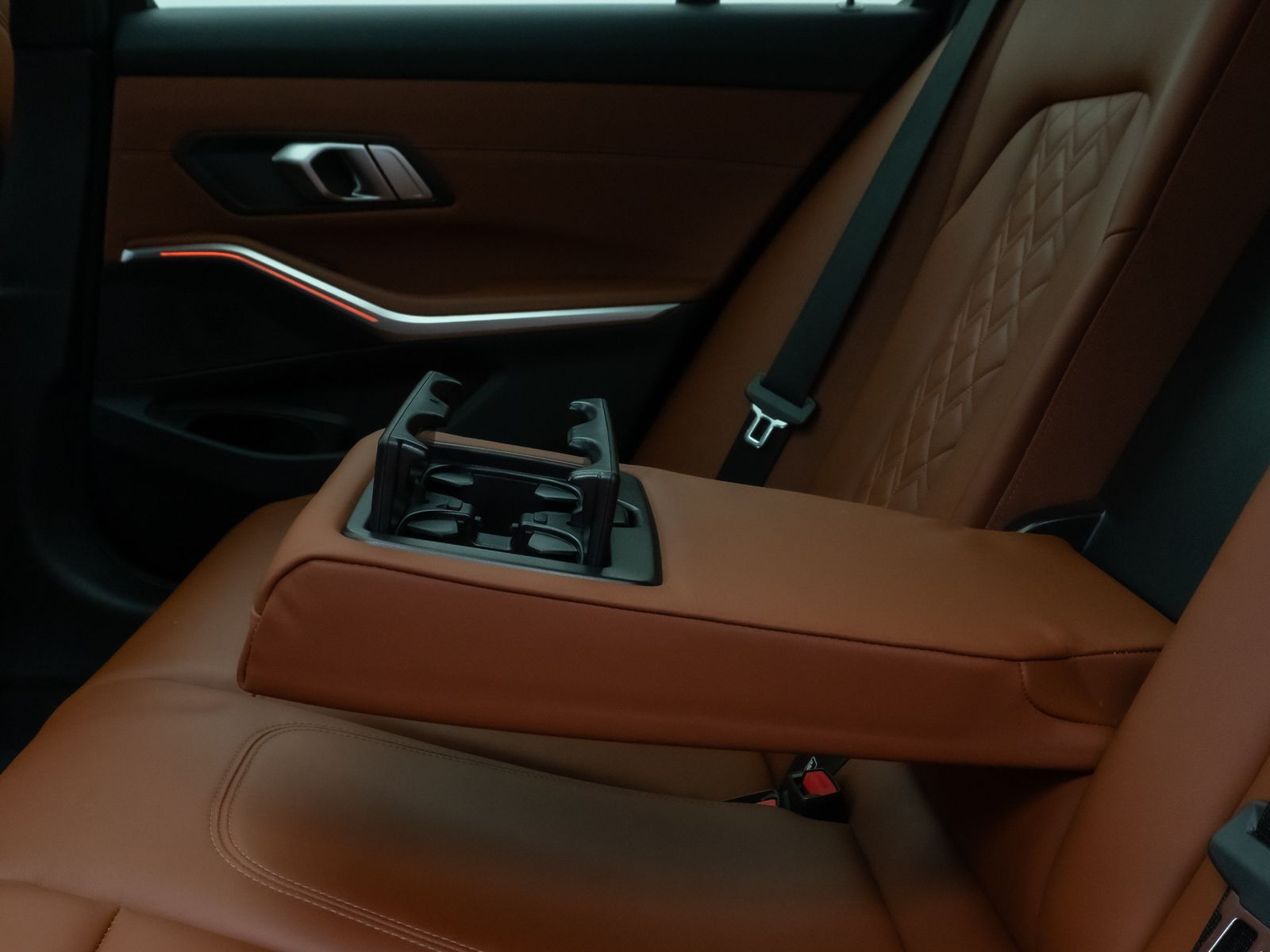 Fahrzeugabbildung BMW 330e xD Luxury Line Panorama HUD Individual Voll