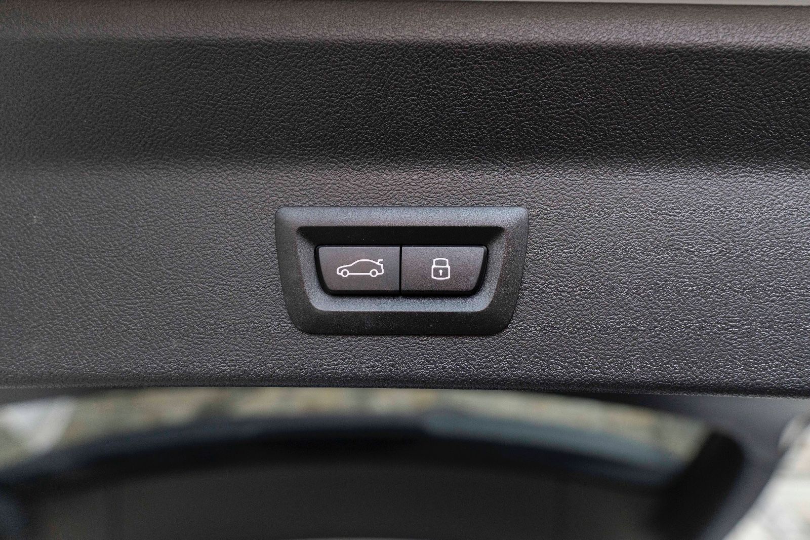 Fahrzeugabbildung BMW X3 xDrive30i HUD LED HIFI KAM NAV PANO SITZH