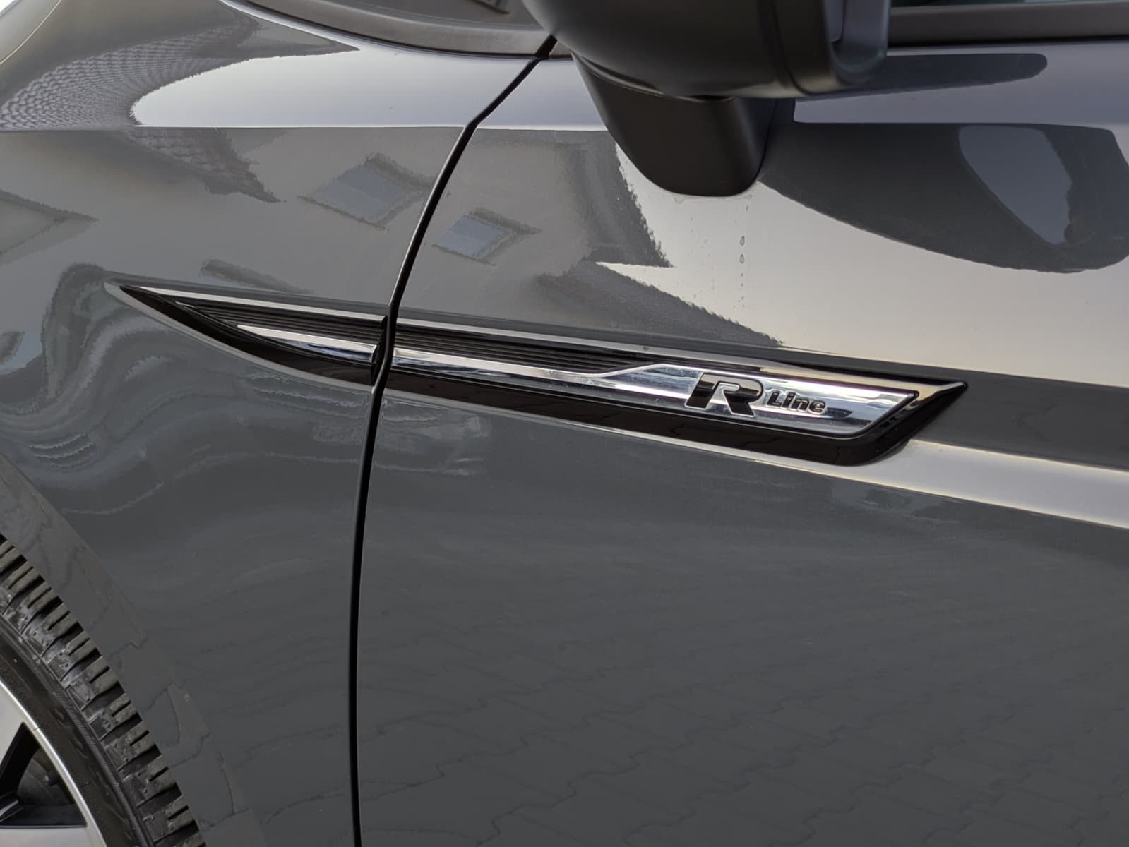 Fahrzeugabbildung Volkswagen Touran 2.0 DSG R-Line High BLACK Pano 7Si IQ AHK