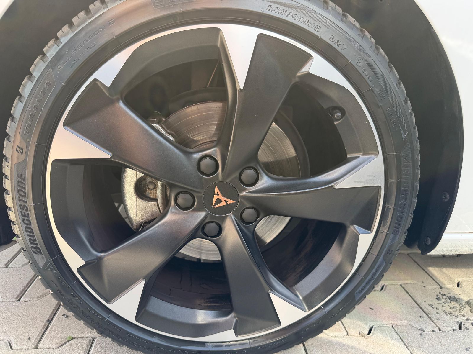 Fahrzeugabbildung CUPRA Leon 1.5 eTSI DSG AHK*DYNAMICA*EDGE*LED*5JGARAN.