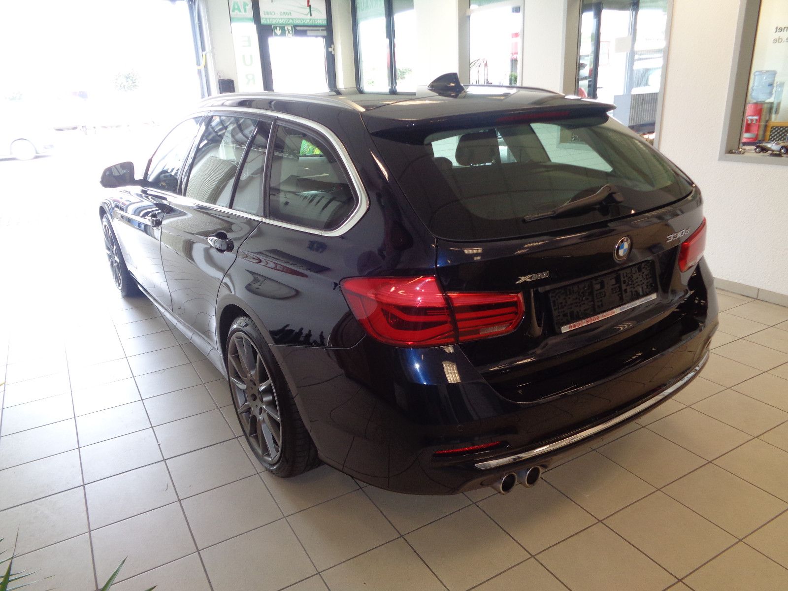 Fahrzeugabbildung BMW 330d xDrive Luxury Line / AHK / KAMERA / LED /