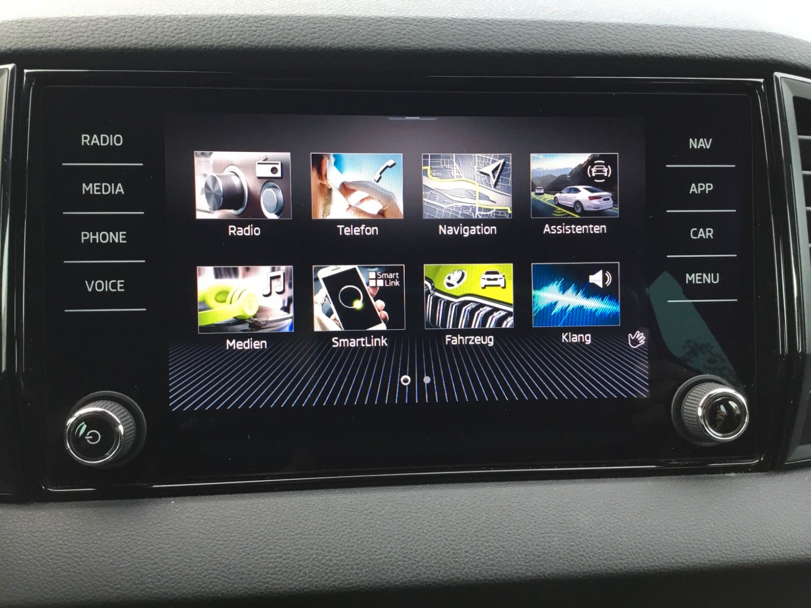 Fahrzeugabbildung SKODA Karoq 2.0l TDI DSG 4x4 SPORTLINE+AHK+18"+Kamera