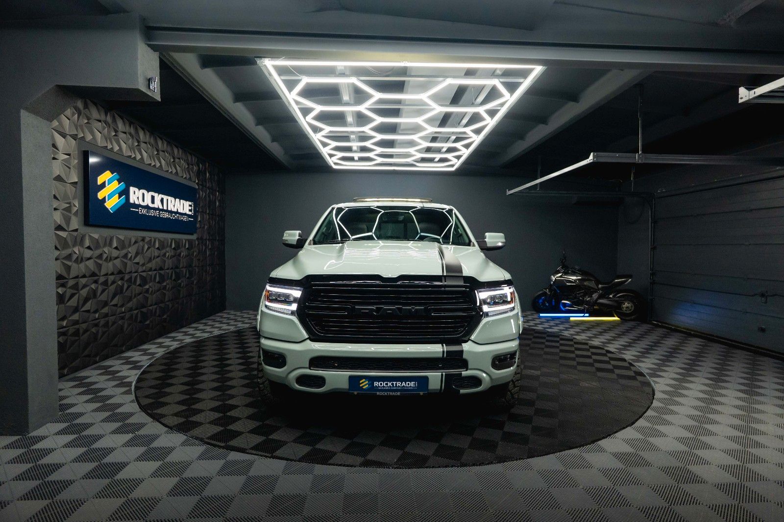 Fahrzeugabbildung Dodge RAM 5.7 V8 HEMI 4x4 OFFROAD Night-Edition *Pano*