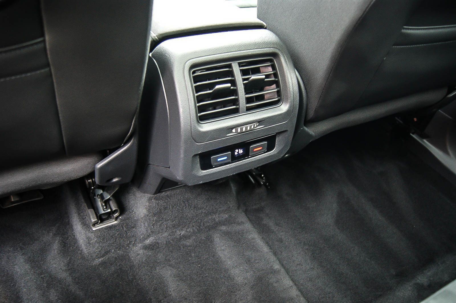 Fahrzeugabbildung Volkswagen Touran 14TSI Highline DSG PANORAMA STDHZG 7SITZE