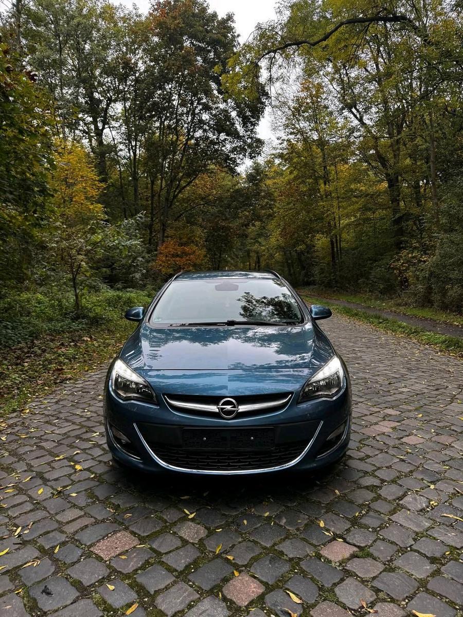 Opel Astra 2013 — rear view