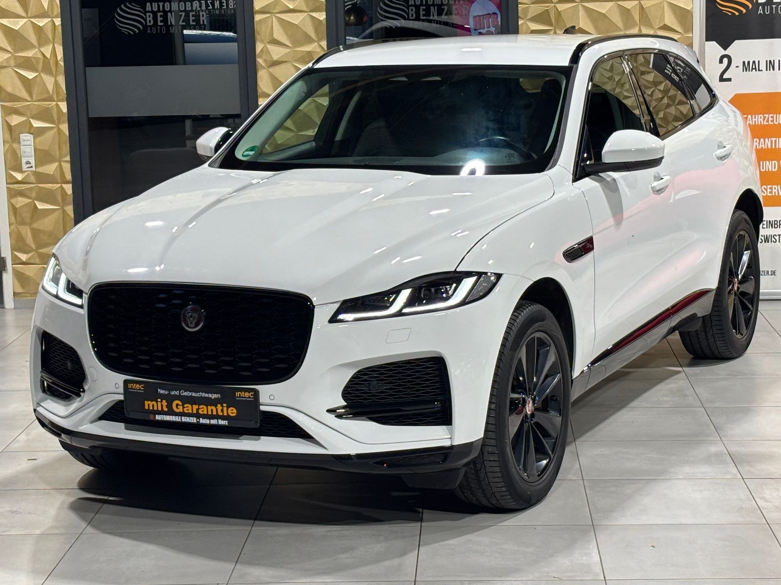 Fahrzeugabbildung Jaguar F-PACE SE AWD/D300KA;ERA/MASSAGE/APPLE/NAVI/KAM