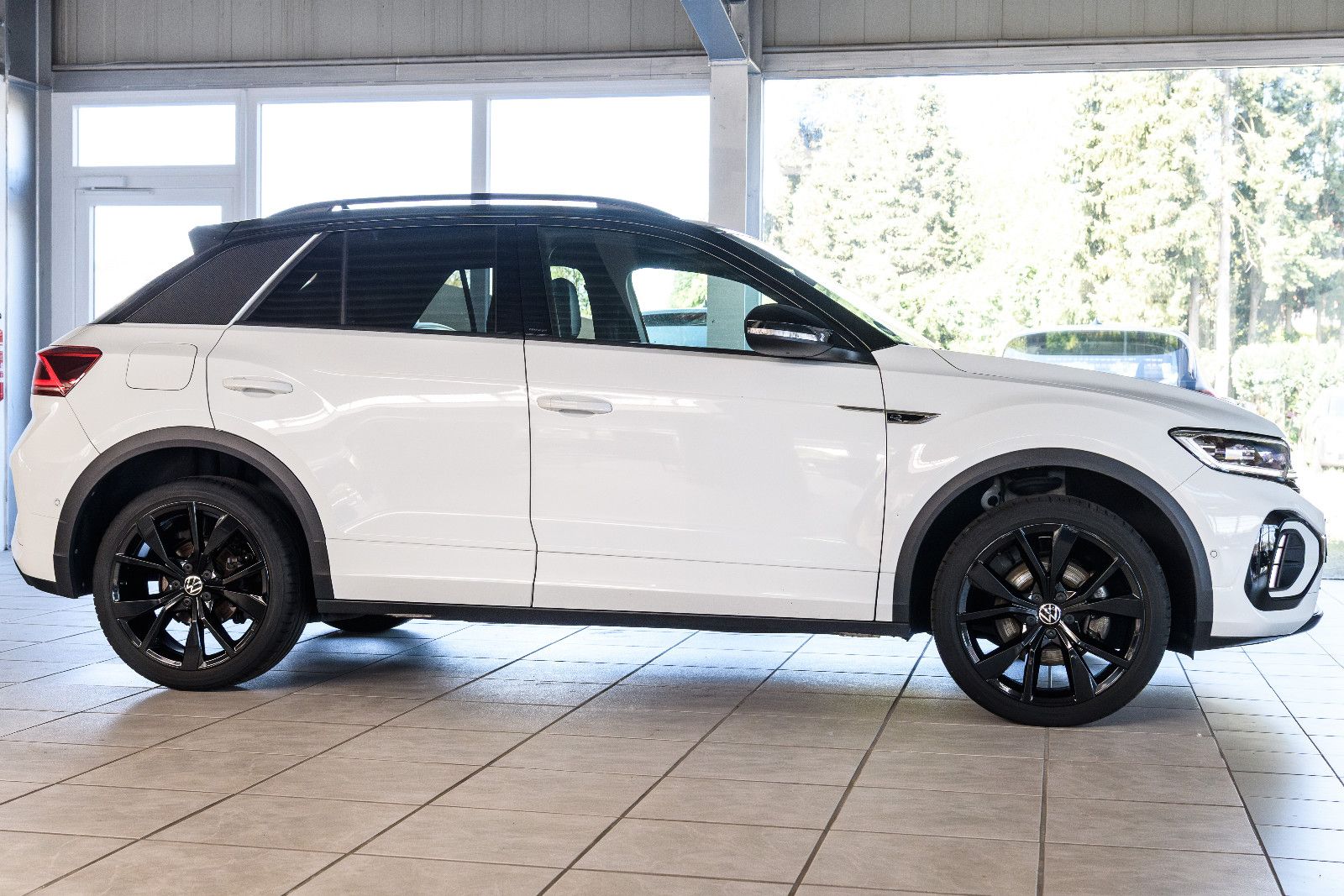 Fahrzeugabbildung Volkswagen T-Roc R-Line ALLRAD+LEDER*AHK*LED*NAVI*RFK*IQ