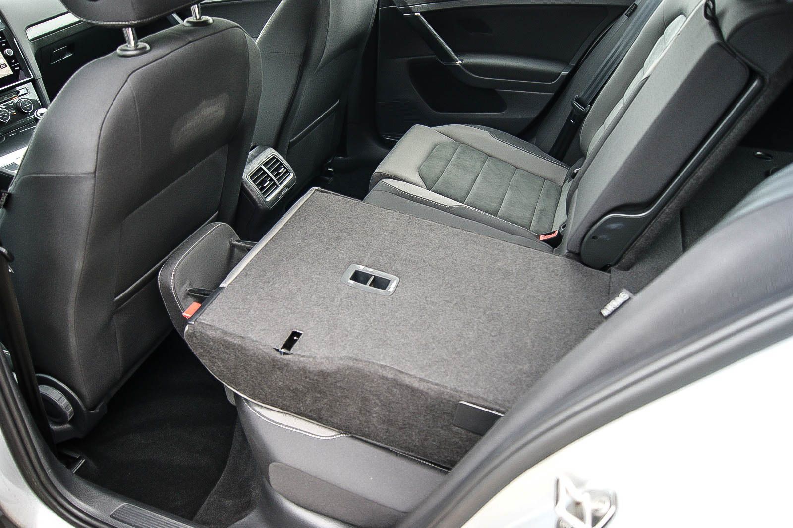 Fahrzeugabbildung Volkswagen Golf VII Variant Comfortline LED ACC SIHZG 1HAND