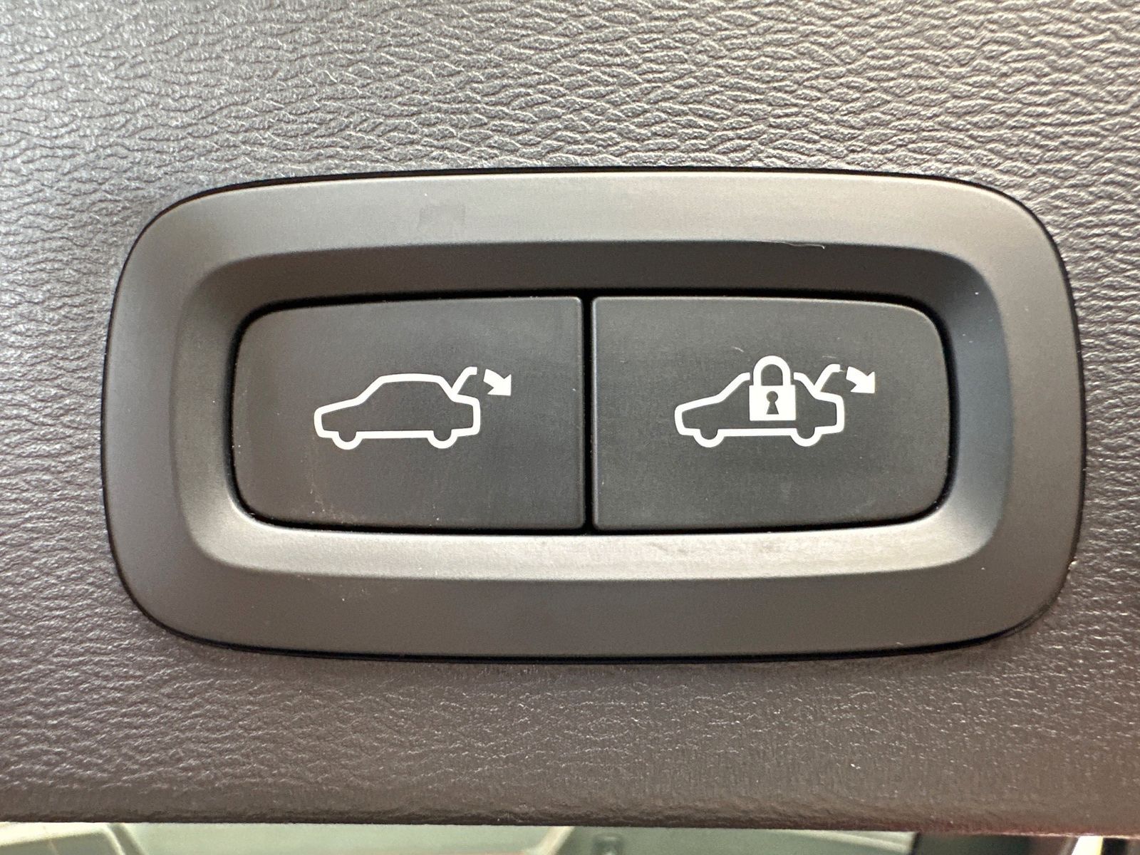 Fahrzeugabbildung Volvo XC40 T5 Recharge DKG R Design NAV+LED+PANO+AHK